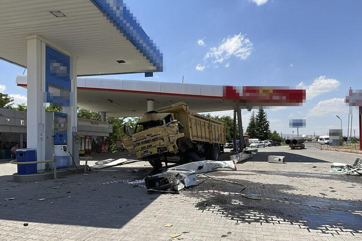 GÜNCELLEME - Kamyonun otomobile ve akaryakıt istasyonunda pompaya çarpması sonucu 5 kişi yaralandı G3