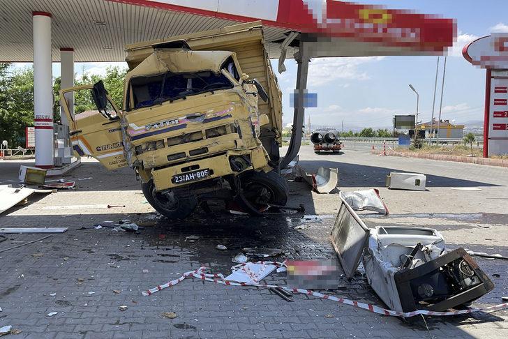 GÜNCELLEME - Kamyonun otomobile ve akaryakıt istasyonunda pompaya çarpması sonucu 5 kişi yaralandı G4