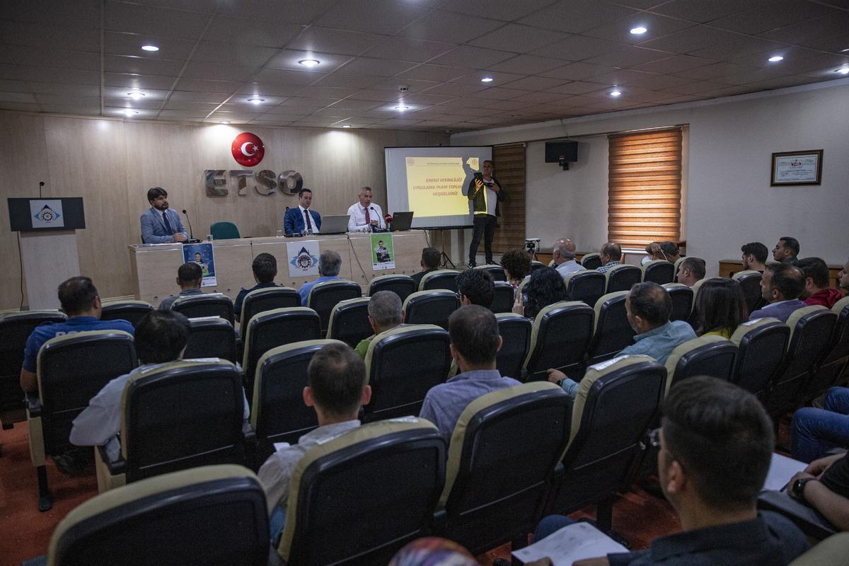Erzurum'da kurum y&ouml;neticileri "kamuda enerjiyi verimli kullanmak" i&ccedil;in toplandı