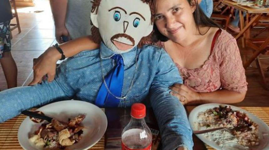 İlk g&ouml;r&uuml;şte aşık olduğunu belirtti! Annesinin yaptığı bebek ile evlendi