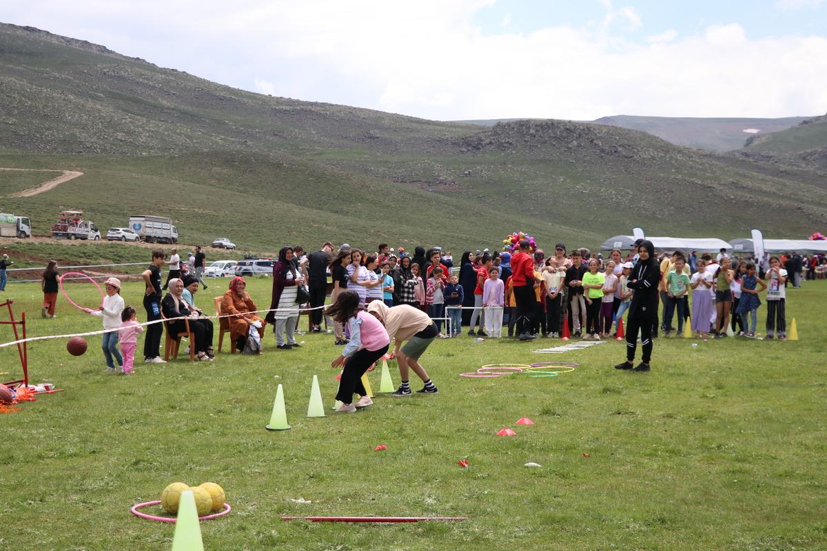 Niğde'de 1700 yetim piknikte buluştu