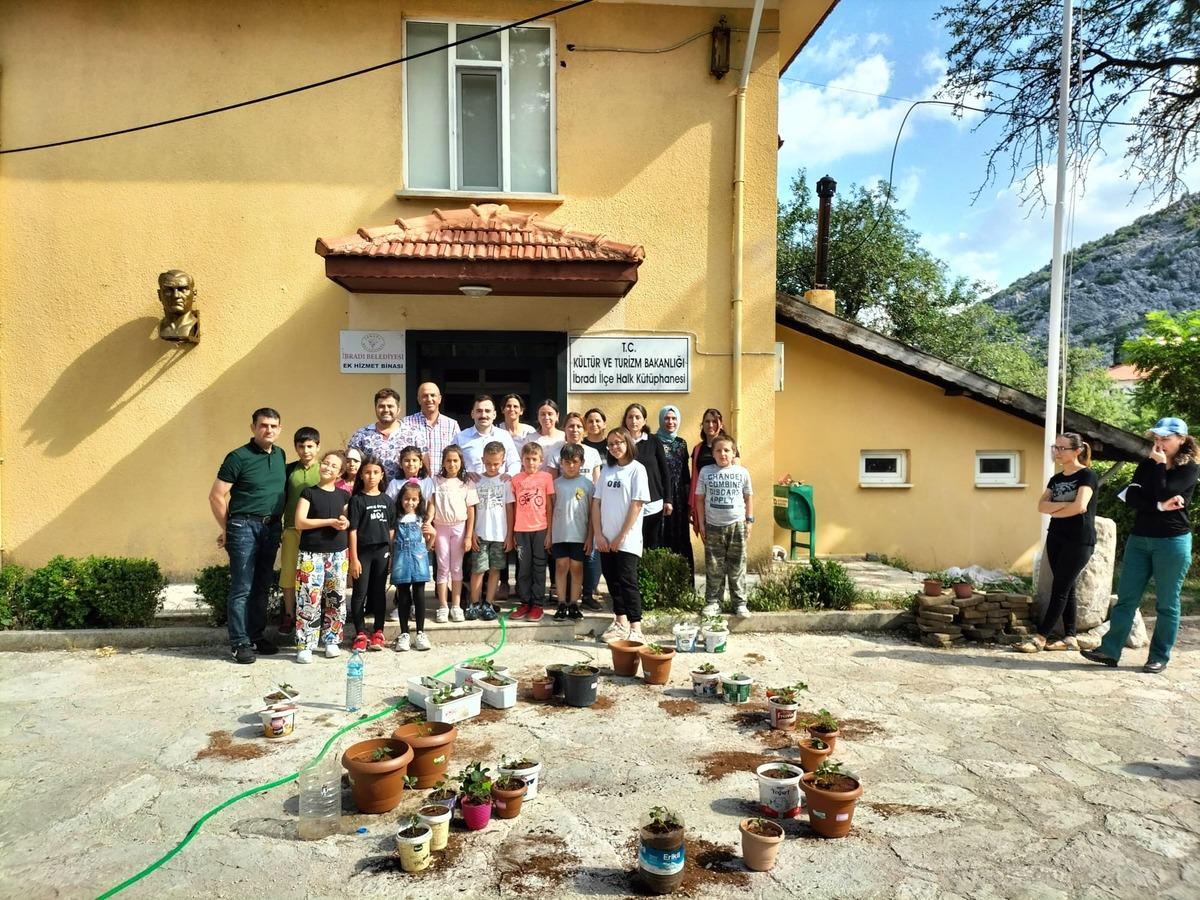 Antalya'da "K&uuml;t&uuml;phanede &Uuml;retiyorum ve Yiyorum" projesi