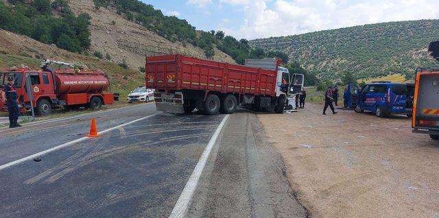Eskişehir'de kamyonla çarpışan aracın sürücüsü yaşamını yitirdi