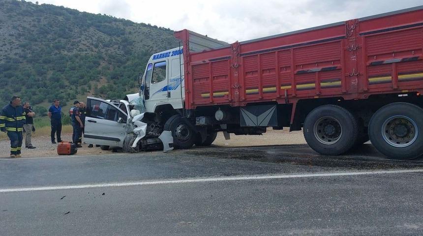 Eskişehir'de kamyonla çarpışan aracın sürücüsü yaşamını yitirdi