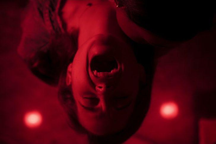 First Kill dizisi sosyal medyada gündem oldu! Lezbiyen vampir sevişme sahnesi olay yarattı