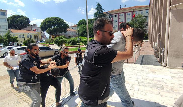 Aydın'da kovalamaca sırasında uyuşturucuyu yola döken 3 şüpheli tutuklandı G4