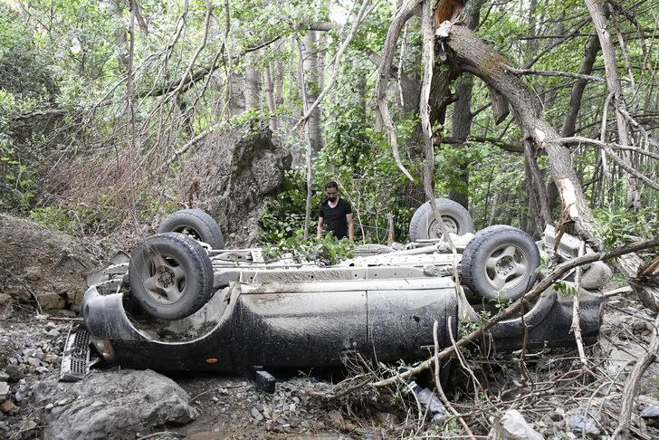 Gümüşhane'de dere yatağına düşen kamyonetteki 4 maden işçisi yaralandı G4