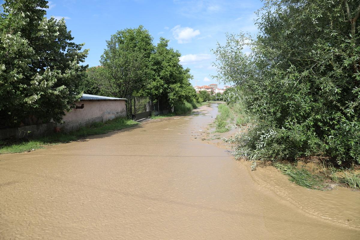 &Ccedil;ubuk'ta etkili olan sağanak hayatı olumsuz etkiledi