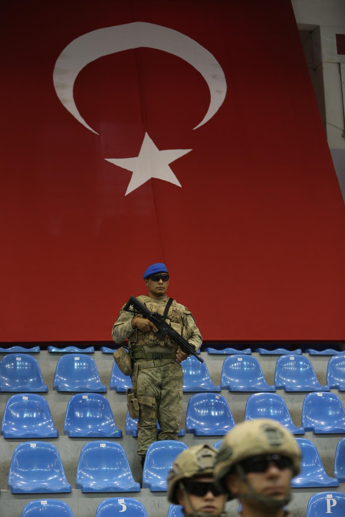 Tokat'ta jandarma arama k&ouml;pekleri h&uuml;nerlerini sergiledi