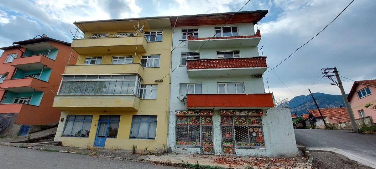 Karab&uuml;k'te kuvvetli r&uuml;zgar balkon duvarını devirdi
