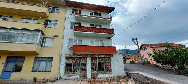 Karabük'te kuvvetli rüzgar balkon duvarını devirdi G2