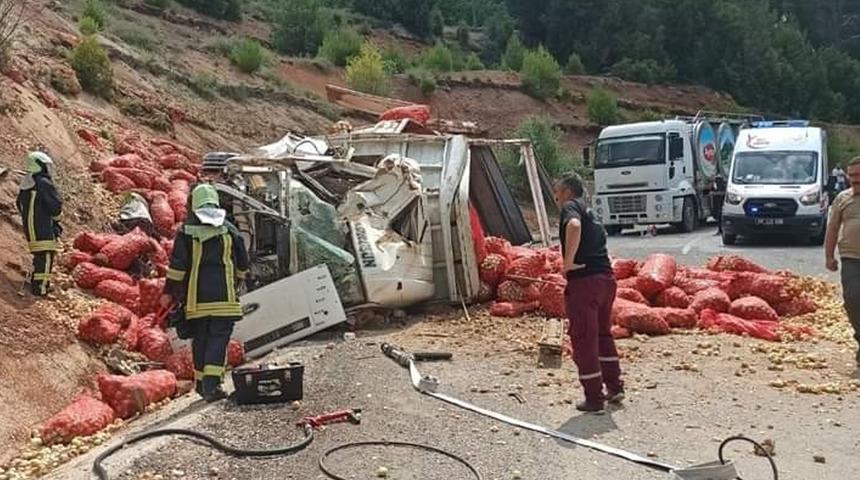 Denizli'de feci kaza! Tonlarcası yola saçıldı