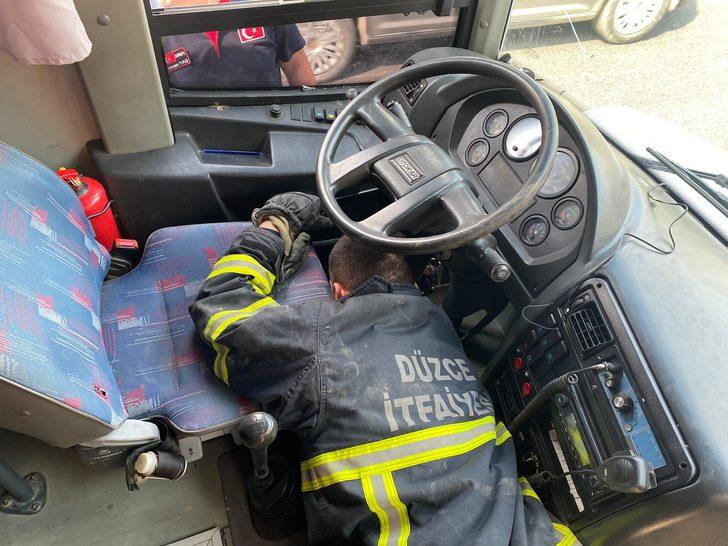 Düzce'de minibüsün kapı pandizotuna giren kedi yavrusu kurtarıldı G3