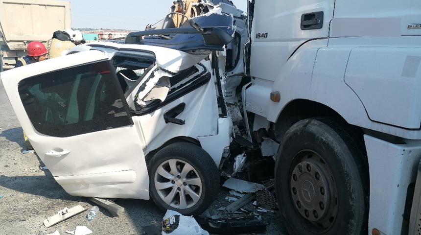 Feci kaza: Önce sürüklendi, sonra TIR ile kamyon arasında ezildi! Yaralılar var