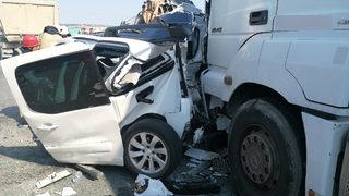 Feci kaza: Önce sürüklendi, sonra TIR ile kamyon arasında ezildi! Yaralılar var