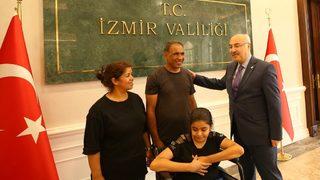 Vali Köşger'den, babasının sınıfına kadar sırtında taşıdığı Sema'ya tekerlekli sandalye