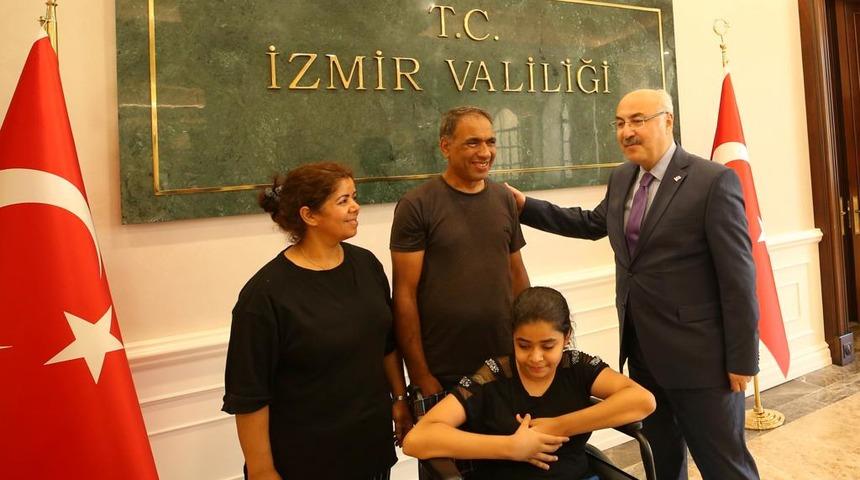 Vali Köşger'den, babasının sınıfına kadar sırtında taşıdığı Sema'ya tekerlekli sandalye