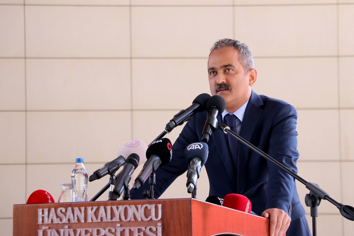 Milli Eğitim Bakanı &Ouml;zer, &uuml;niversite &ouml;ğrencilerinin mezuniyet heyecanını paylaştı: