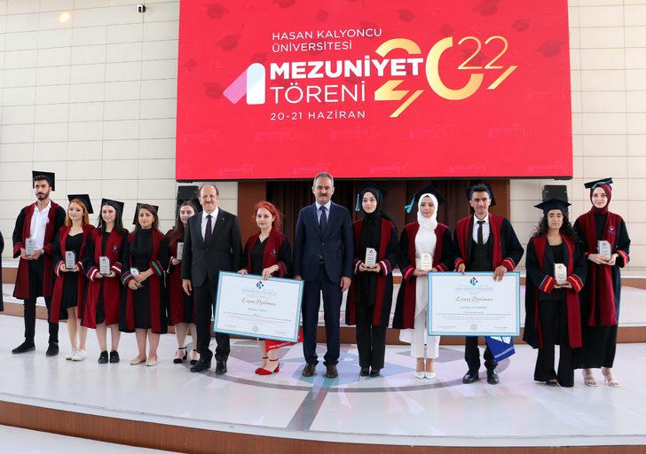 Milli Eğitim Bakanı Özer, üniversite öğrencilerinin mezuniyet heyecanını paylaştı: G3