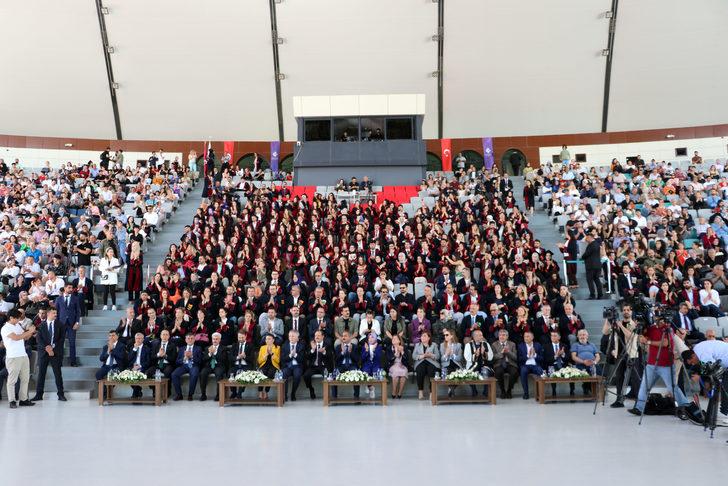 Milli Eğitim Bakanı Özer, üniversite öğrencilerinin mezuniyet heyecanını paylaştı: G4