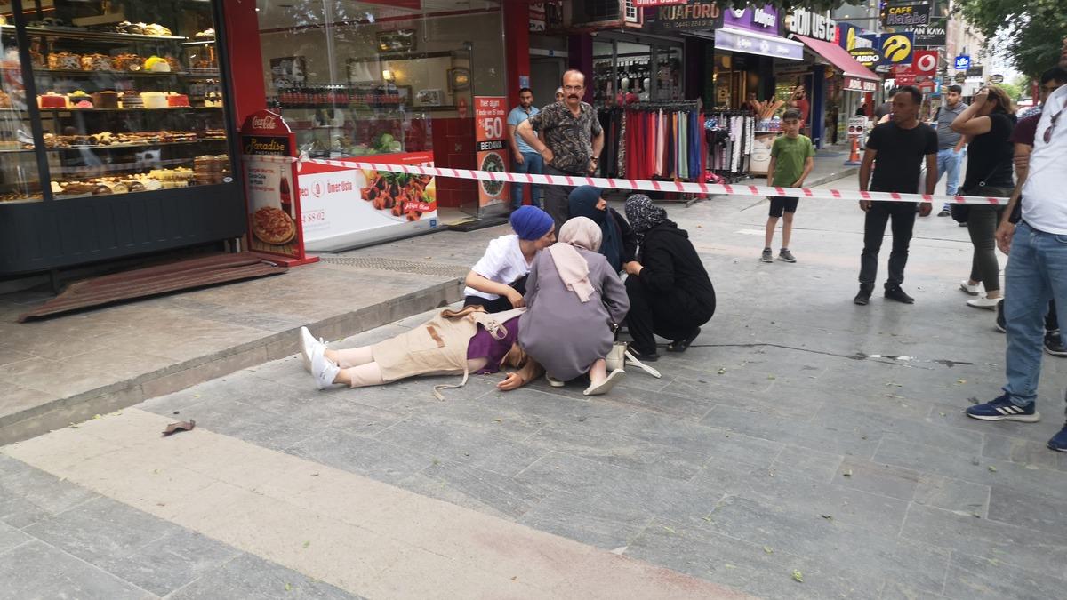Erzincan'da r&uuml;zgar nedeniyle &ccedil;atıdan d&uuml;şen par&ccedil;a bir kişiyi yaraladı