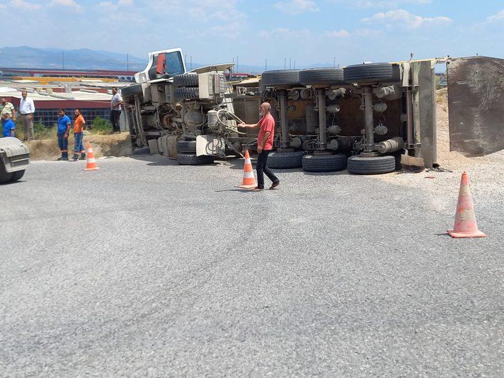 Manisa'da devrilen kamyonun sürücüsü yaralandı G2