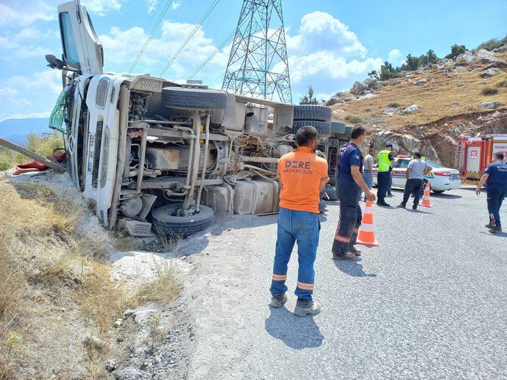 Manisa'da devrilen kamyonun sürücüsü yaralandı G3
