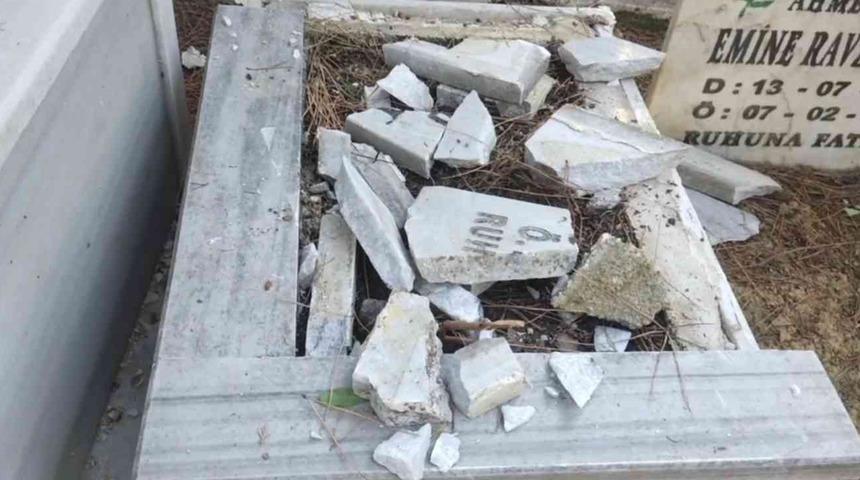 Çok çirkin saldırı: Bebek mezarlarının taşlarını paramparça ettiler! Şoke eden olayın failleri...