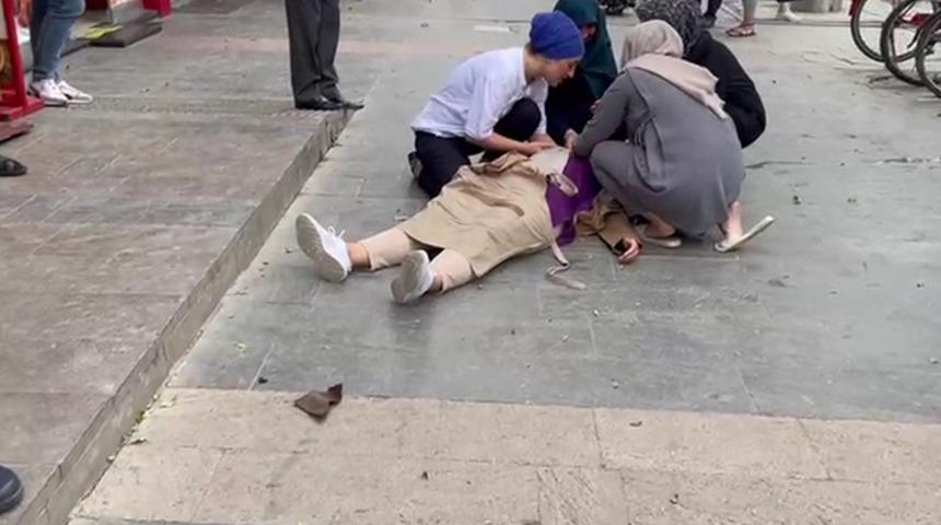 Erzincan'da feci olay! Kaldırımda yürüyen kadının başına sac düştü