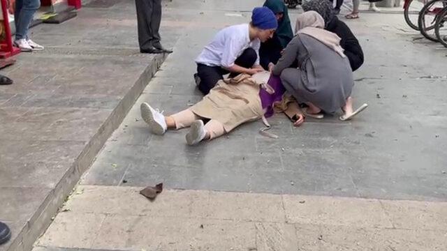 Erzincan'da feci olay! Kaldırımda yürüyen kadının başına sac düştü