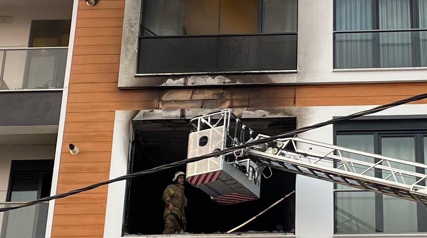 Tuzla'da yanan daire kullanılamaz hale geldi