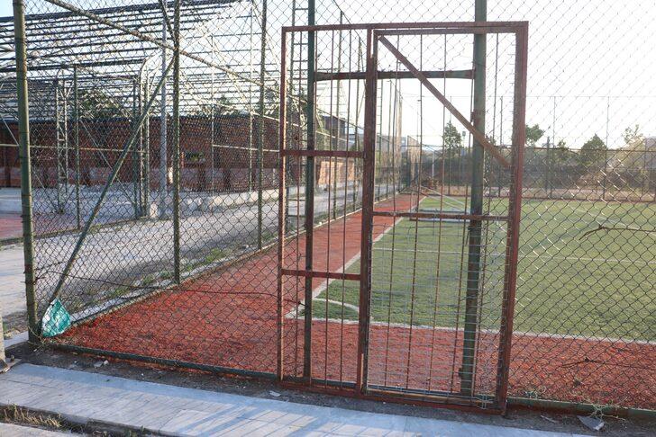 Denizli'de üzerine kale direği devrilen çocuk hayatını kaybetti G1