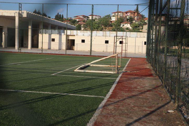 Denizli'de üzerine kale direği devrilen çocuk hayatını kaybetti G2