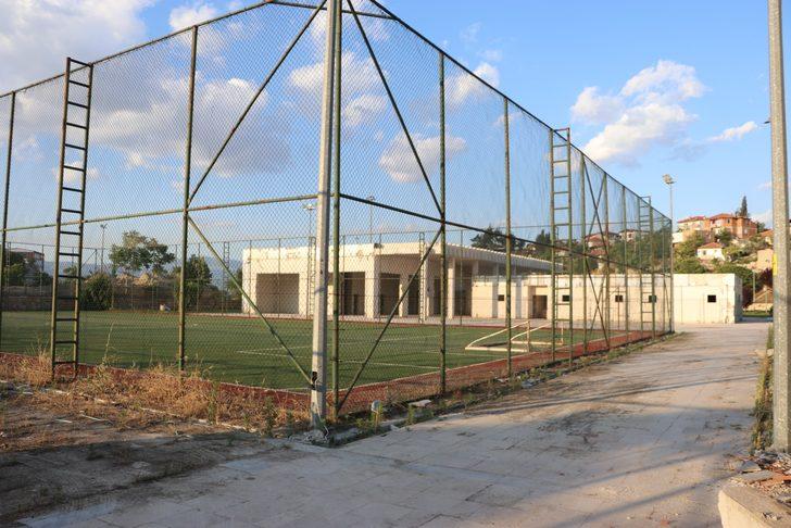 Denizli'de üzerine kale direği devrilen çocuk hayatını kaybetti G3