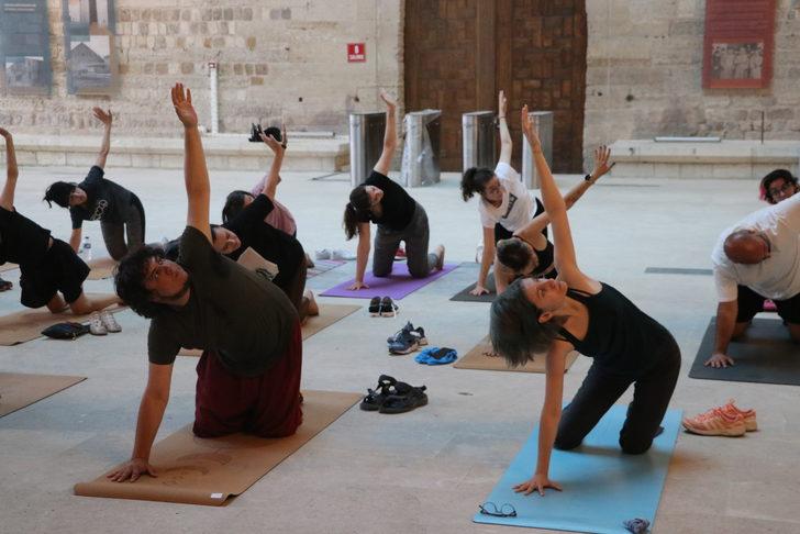 Edirne'de Dünya Yoga Günü'nde tarihi kervansarayda yoga yaptılar G2