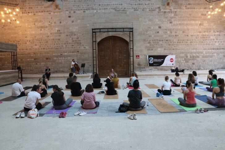 Edirne'de Dünya Yoga Günü'nde tarihi kervansarayda yoga yaptılar G3