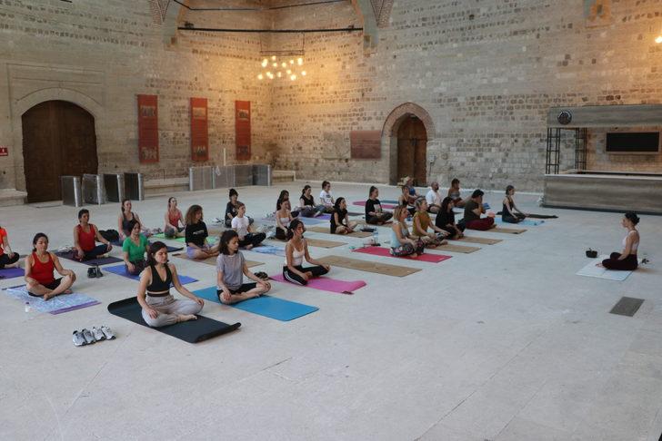 Edirne'de Dünya Yoga Günü'nde tarihi kervansarayda yoga yaptılar G5