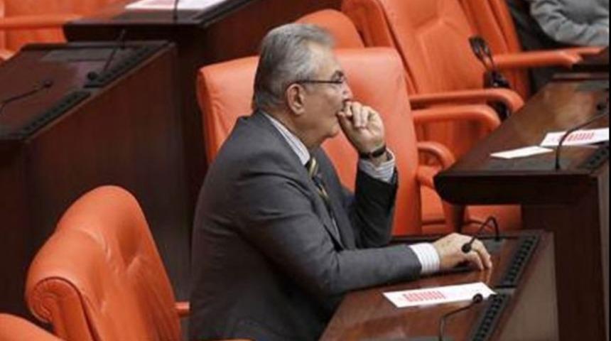 Deniz Baykal TBMM Genel Kurul Salonu'nda tek başına oturdu