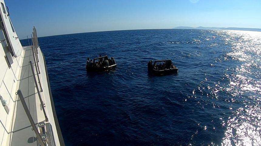 İzmir açıklarında geri itilen 75 düzensiz göçmen kurtarıldı