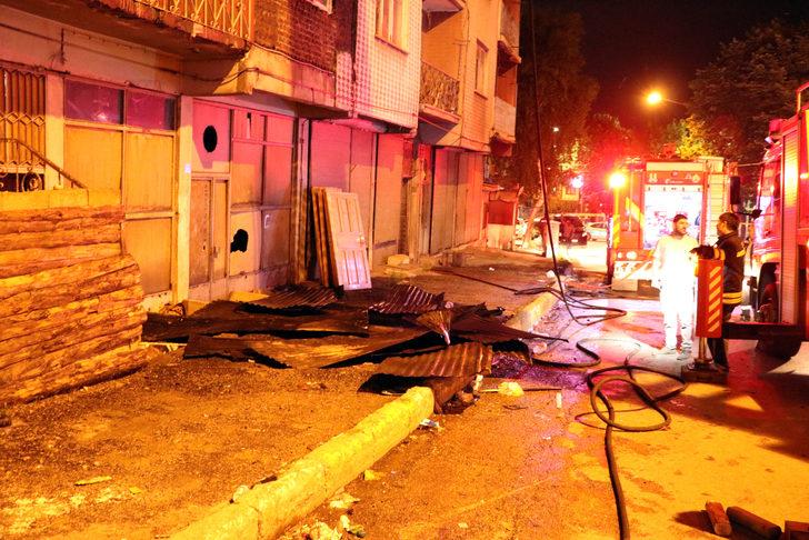 Erzurum'da 3 metruk bina yandı G2