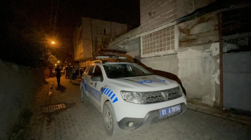 Adana'da polis, maskeli ş&uuml;phelilerden birini kovalamaca sonucu yakaladı