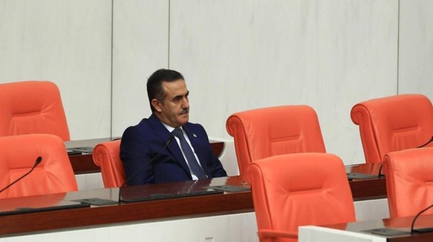 İhsan Özkes Meclis'te tek başına