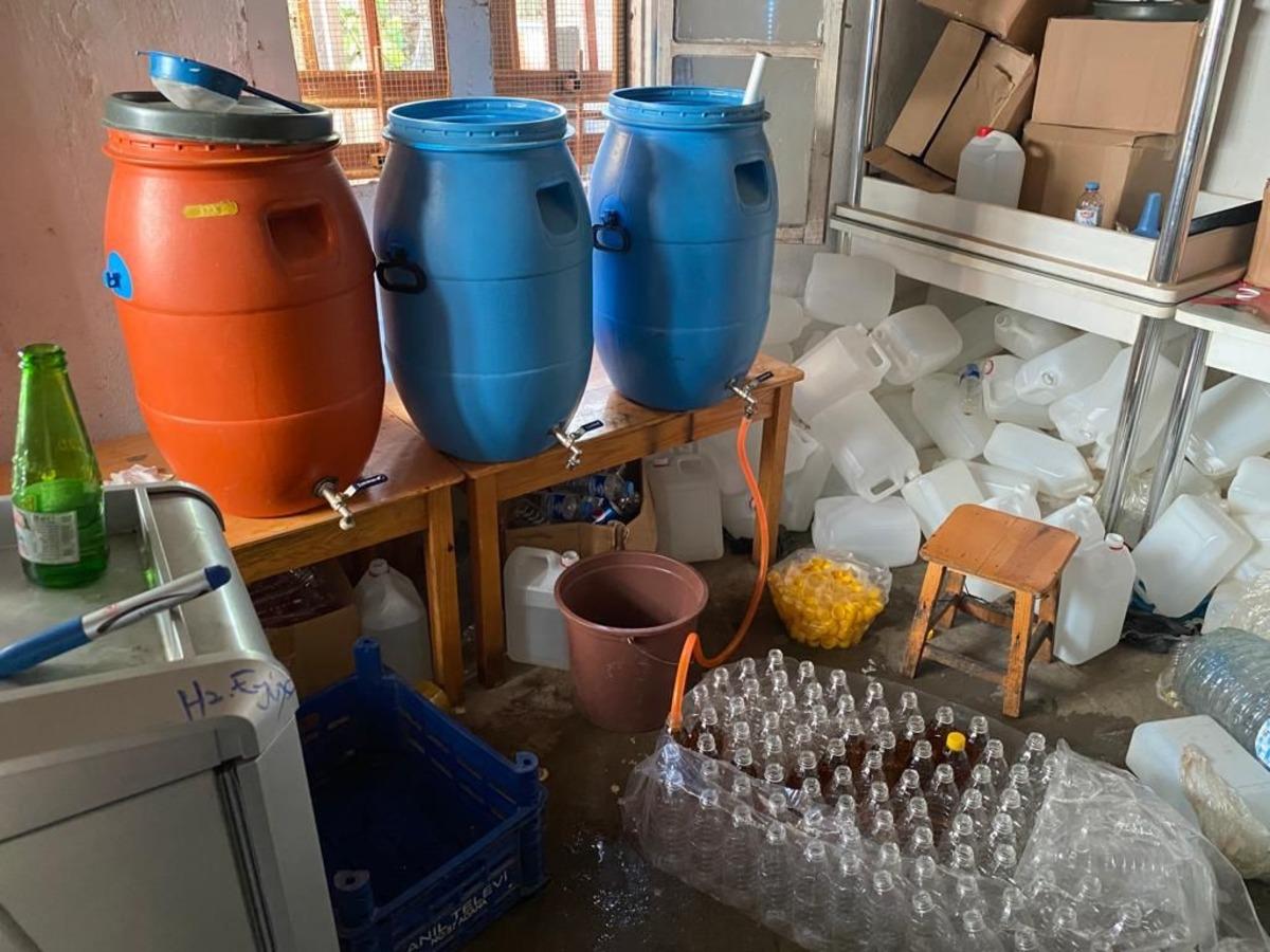 Adana'da 275 litre sahte i&ccedil;ki ve 685 litre etil alkol ele ge&ccedil;irildi
