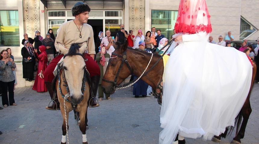 Düğün salonuna atla geldi! Görenler film çekiliyor sandı
