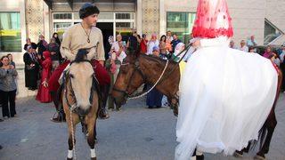 Düğün salonuna atla geldi! Görenler film çekiliyor sandı