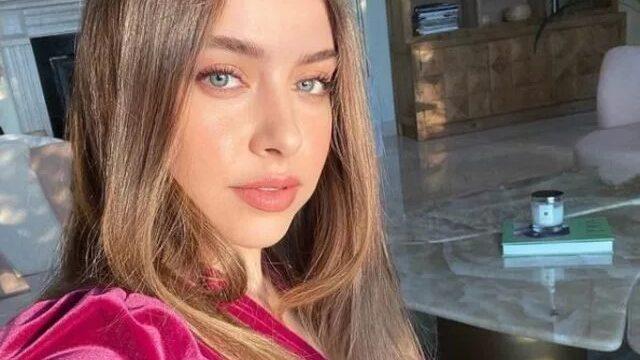 Hande Erçel'in kardeşi Gamze Erçel'in mini şortlu tatil paylaşımına yorum yağdı! Alaçatı’yı çok özlemişim