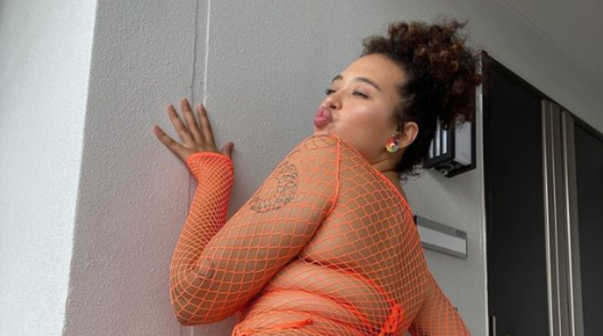 Büyük beden model fazla kilolarını eleştirenlere bikinili paylaşımıyla meydan okudu! “Çok büyük olduğumu söyleyen...”