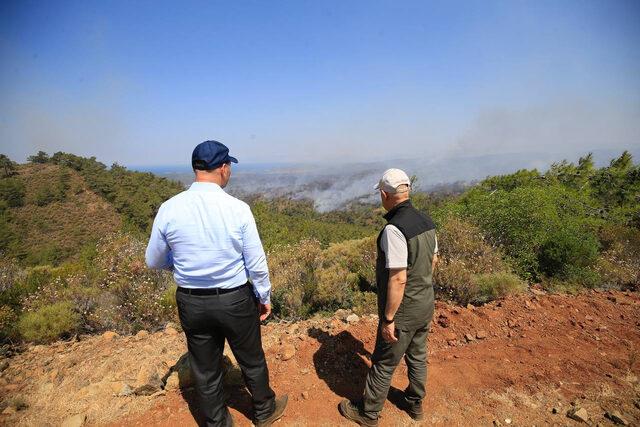 Marmaris'teki orman yangınına havadan ve karadan müdahale ediliyor