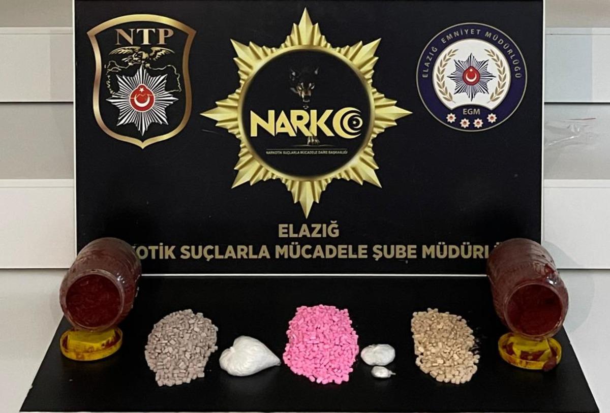 Elazığ'da bir ara&ccedil;ta ve sal&ccedil;a bidonunda uyuşturucu ele ge&ccedil;irildi, 2 zanlı tutuklandı