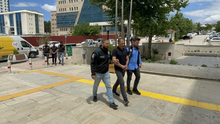 Elazığ'da bir araçta ve salça bidonunda uyuşturucu ele geçirildi, 2 zanlı tutuklandı G4